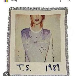 ISO. TAYLOR SWIFT ITEMS.